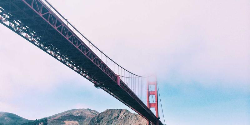 乌古尔花岗岩：轨道交通枢纽装饰的卓越选择——高强度、耐磨耗与大规模施工管理解析